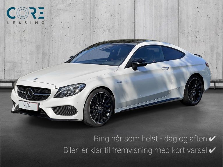 Hvidmetal Mercedes C43 AMG Coupé aut. 4Matic fra 2018 parkeret foran en betonmur. CORE Leasing A/S er eksperter i Mercedes leasing.