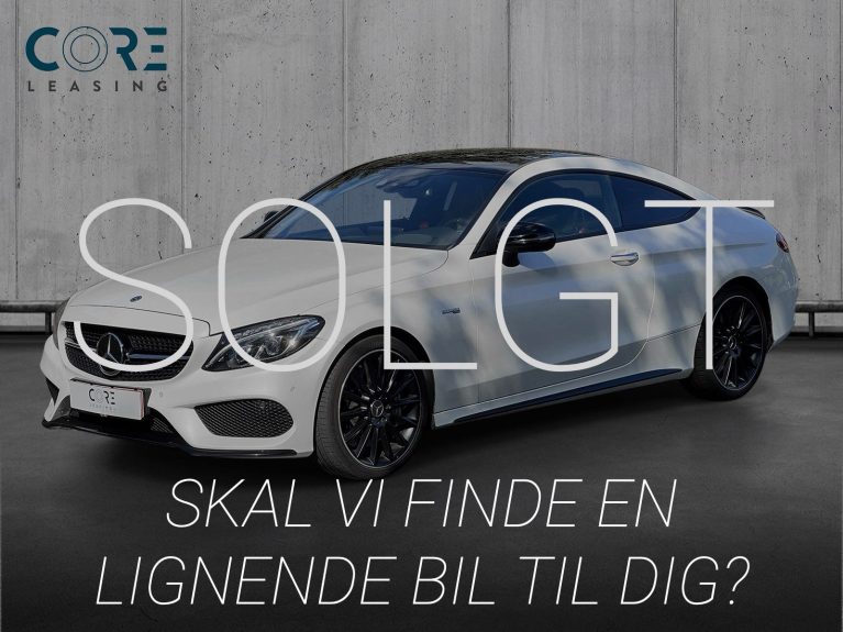 Hvidmetal Mercedes C43 AMG Coupé aut. 4Matic fra 2018 parkeret foran en betonmur. CORE Leasing A/S er eksperter i Mercedes leasing.