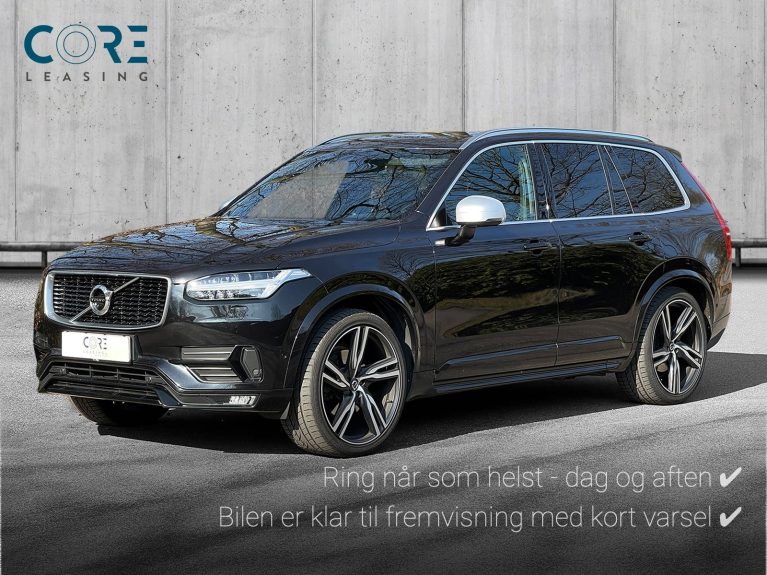 Sortmetal Volvo XC90 D5 235 R-Design aut. AWD fra 2018 parkeret foran en betonmur. CORE Leasing A/S er eksperter i Volvo leasing.