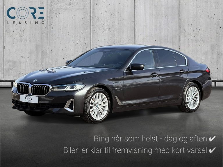 Gråmetal BMW 545e Luxury Line xDrive aut. fra 2021 parkeret foran en betonmur. CORE Leasing A/S er eksperter i BMW leasing.