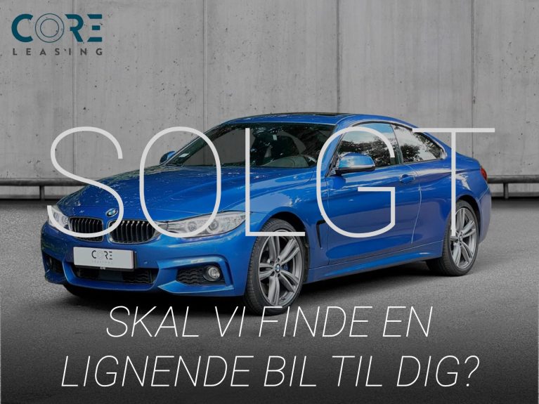 Blåmetal BMW 435i Coupé M-Sport xDrive aut. fra 2015 parkeret foran en betonmur. CORE Leasing A/S er eksperter i BMW leasing.