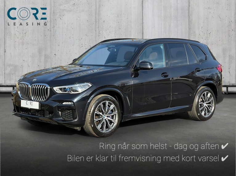 Sortmetal BMW X5 xDrive45e M-Sport aut. fra 2020 parkeret foran en betonmur. CORE Leasing A/S er eksperter i BMW leasing.