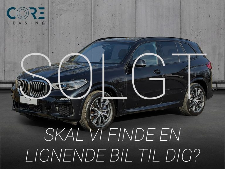 Sortmetal BMW X5 xDrive45e M-Sport aut. fra 2020 parkeret foran en betonmur. CORE Leasing A/S er eksperter i BMW leasing.