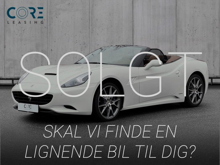 Hvidmetal Ferrari California 30 DCT fra 2012 parkeret foran en betonmur. CORE Leasing A/S er eksperter i Ferrari leasing.