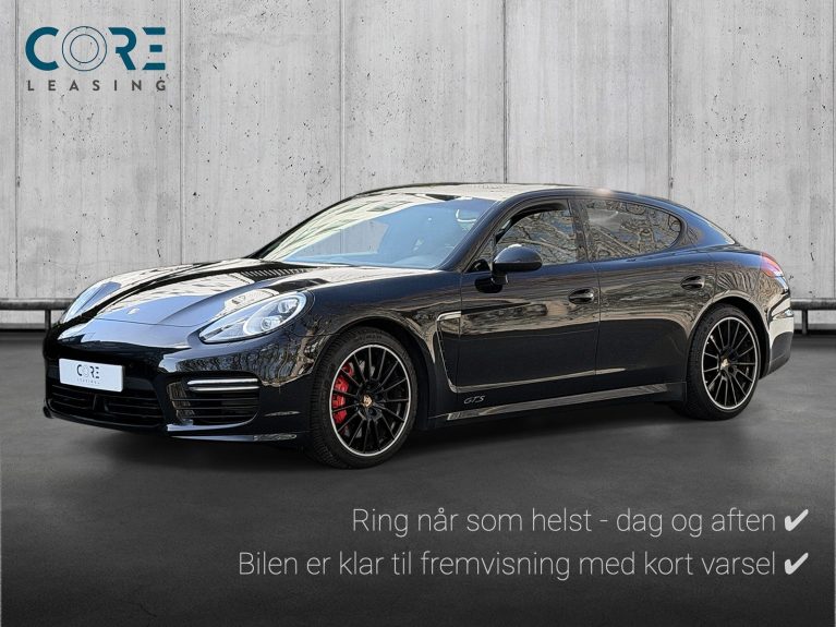 Sortmetal Porsche Panamera GTS PDK fra 2015 parkeret foran en betonmur. CORE Leasing A/S er eksperter i Porsche leasing.