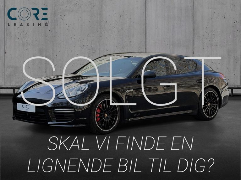 Sortmetal Porsche Panamera GTS PDK fra 2015 parkeret foran en betonmur. CORE Leasing A/S er eksperter i Porsche leasing.