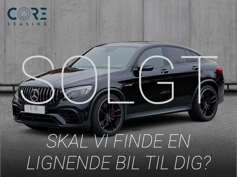 Sortmetal Mercedes GLC63 AMG S Coupé aut. 4Matic+ fra 2018 parkeret foran en betonmur. CORE Leasing A/S er eksperter i Mercedes leasing.