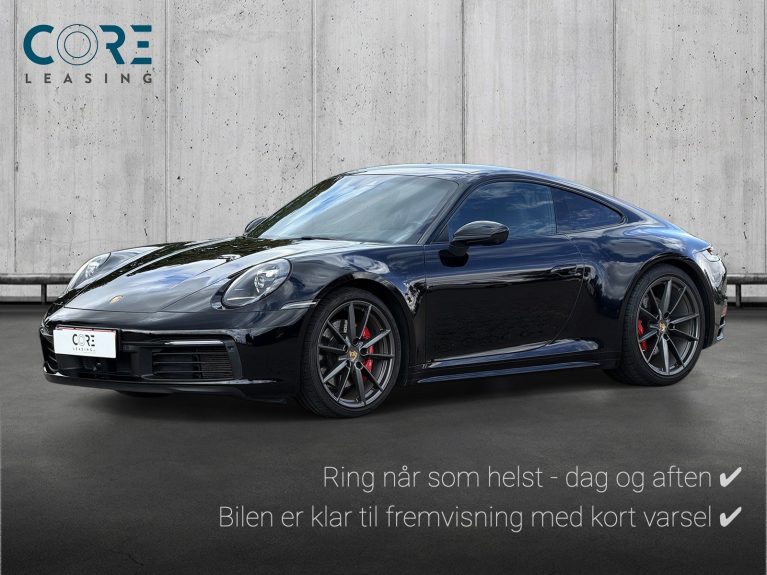 Sortmetal Porsche 911 Carrera S Coupé PDK fra 2019 parkeret foran en betonmur. CORE Leasing A/S er eksperter i Porsche leasing.