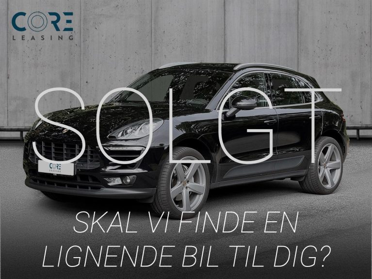 Sortmetal Porsche Macan S PDK fra 2017 parkeret foran en betonmur. CORE Leasing A/S er eksperter i Porsche leasing.