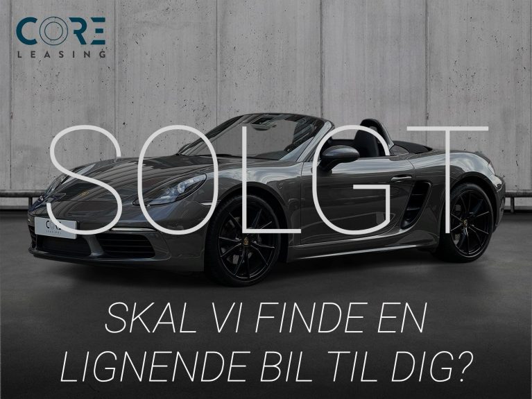Gråmetal Porsche 718 Boxster PDK fra 2018 parkeret foran en betonmur. CORE Leasing A/S er eksperter i Porsche leasing.