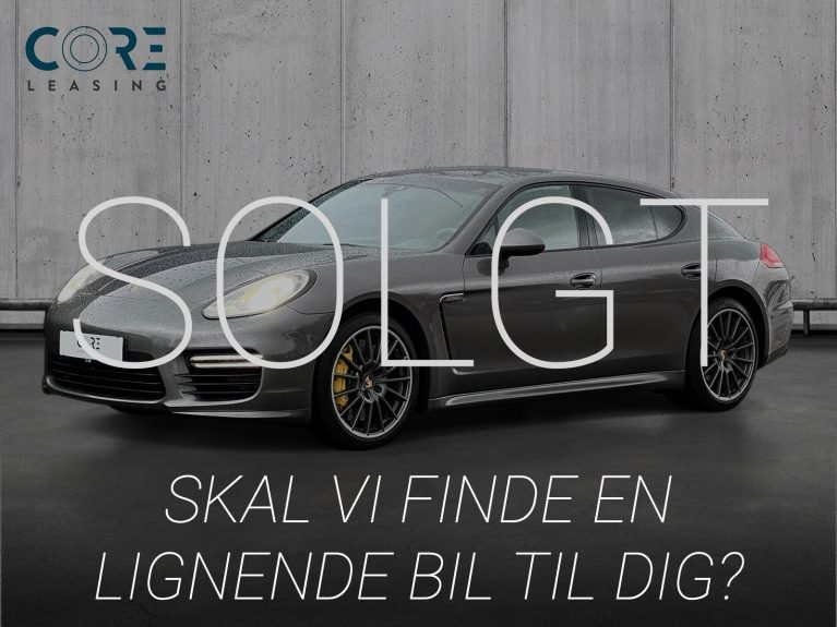Gråmetal Porsche Panamera GTS PDK fra 2014 parkeret foran en betonmur. CORE Leasing A/S er eksperter i Porsche leasing.
