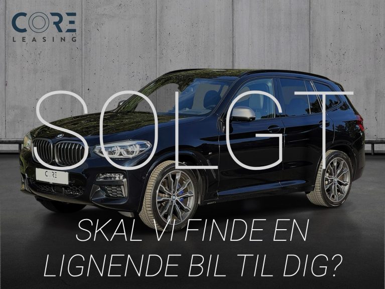 Sortmetal BMW X3 M40i Connected xDrive aut. fra 2020 parkeret foran en betonmur. CORE Leasing A/S er eksperter i BMW leasing.