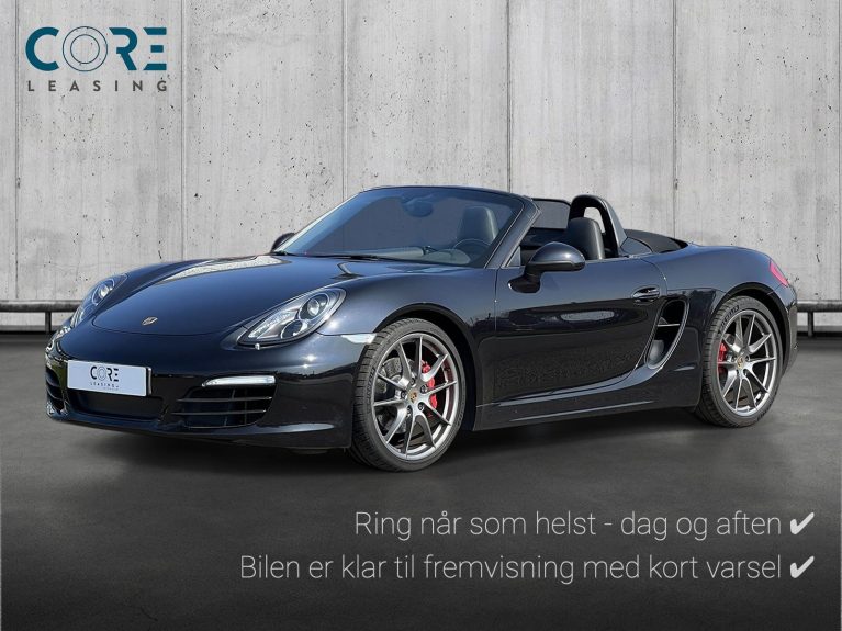 Sortmetal Porsche Boxster S PDK fra 2012 parkeret foran en betonmur. CORE Leasing A/S er eksperter i Porsche leasing.