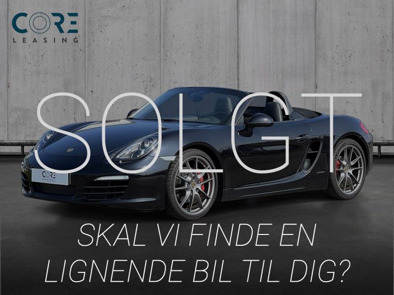 Sortmetal Porsche Boxster S PDK fra 2012 parkeret foran en betonmur. CORE Leasing A/S er eksperter i Porsche leasing.