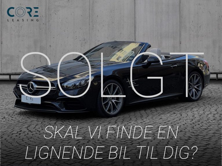 Sortmetal Mercedes SL63 AMG aut. fra 2017 parkeret foran en betonmur. CORE Leasing A/S er eksperter i Mercedes leasing.