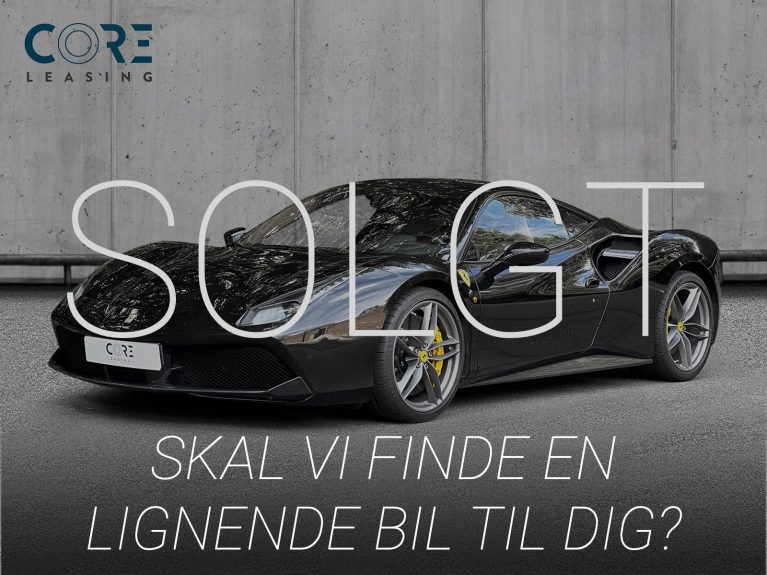 Sortmetal Ferrari 488 GTB DCT fra 2016 parkeret foran en betonmur. CORE Leasing A/S er eksperter i Ferrari leasing.