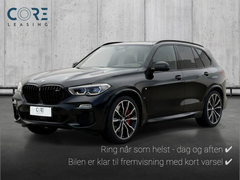 Sortmetal BMW X5 xDrive50e M-Sport+ aut. fra 2024 parkeret foran en betonmur. CORE Leasing A/S er eksperter i BMW leasing.