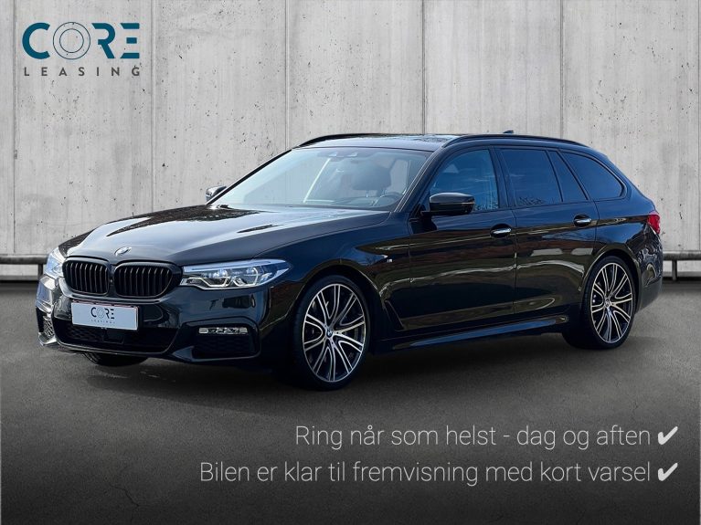 Sortmetal BMW 540i Touring M-Sport xDrive aut. fra 2018 parkeret foran en betonmur. CORE Leasing A/S er eksperter i BMW leasing.