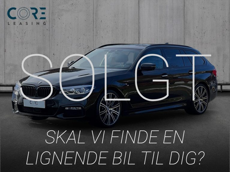 Sortmetal BMW 540i Touring M-Sport xDrive aut. fra 2018 parkeret foran en betonmur. CORE Leasing A/S er eksperter i BMW leasing.