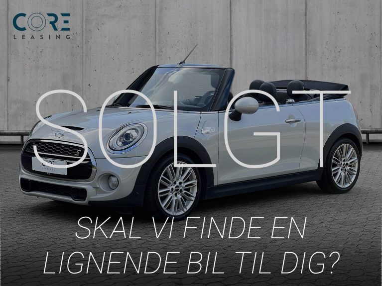 Hvidmetal MINI Cooper S Excitement Cabriolet aut. fra 2019 parkeret foran en betonmur. CORE Leasing A/S er eksperter i MINI leasing.
