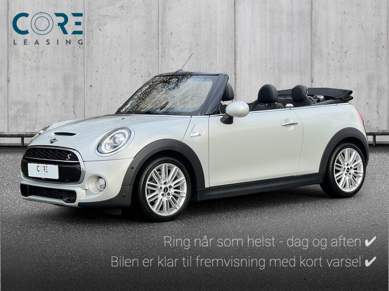 Hvidmetal MINI Cooper S Excitement Cabriolet aut. fra 2019 parkeret foran en betonmur. CORE Leasing A/S er eksperter i MINI leasing.