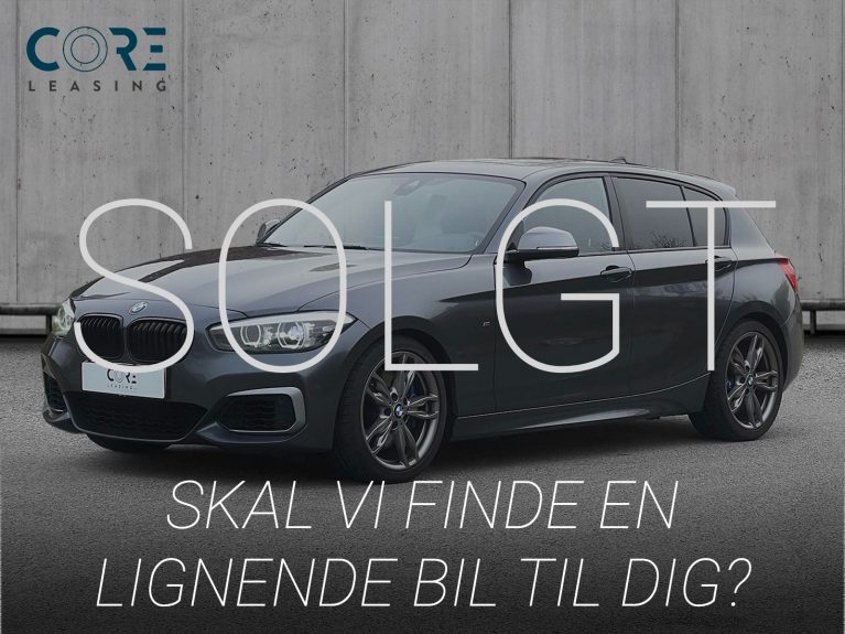Gråmetal BMW M140i aut. fra 2018 parkeret foran en betonmur. CORE Leasing A/S er eksperter i BMW leasing.