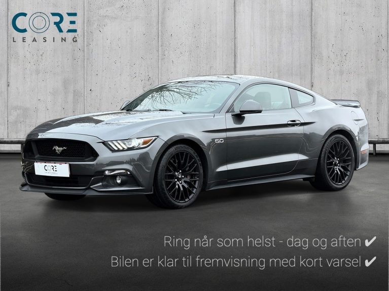 Gråmetal Ford Mustang V8 GT Fastback aut. fra 2015 parkeret foran en betonmur. CORE Leasing A/S er eksperter i Ford leasing.