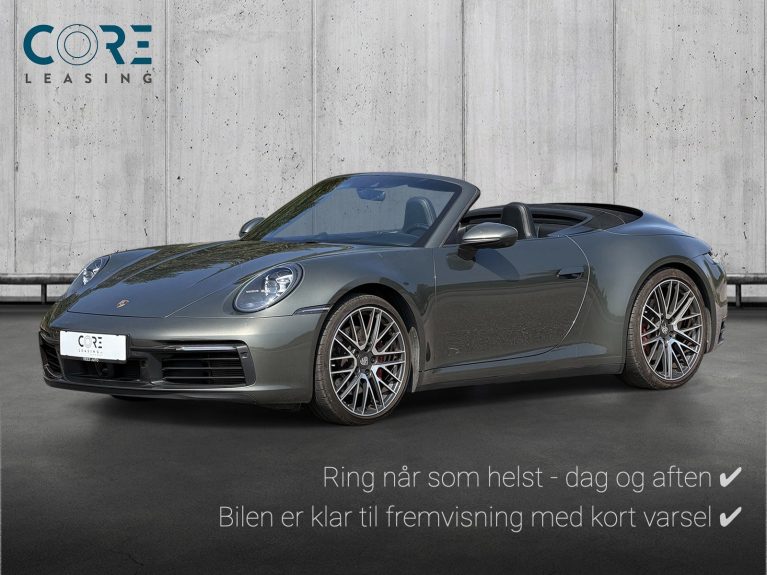Grønmetal Porsche 911 Carrera 4S Cabriolet PDK fra 2019 parkeret foran en betonmur. CORE Leasing A/S er eksperter i Porsche leasing.
