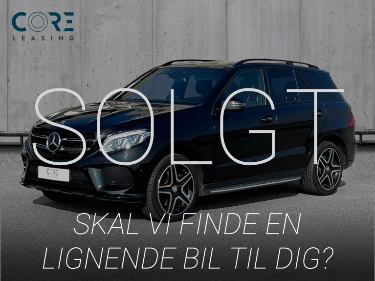 Sortmetal Mercedes GLE500 AMG Line aut. 4Matic fra 2016 parkeret foran en betonmur. CORE Leasing A/S er eksperter i Mercedes leasing.