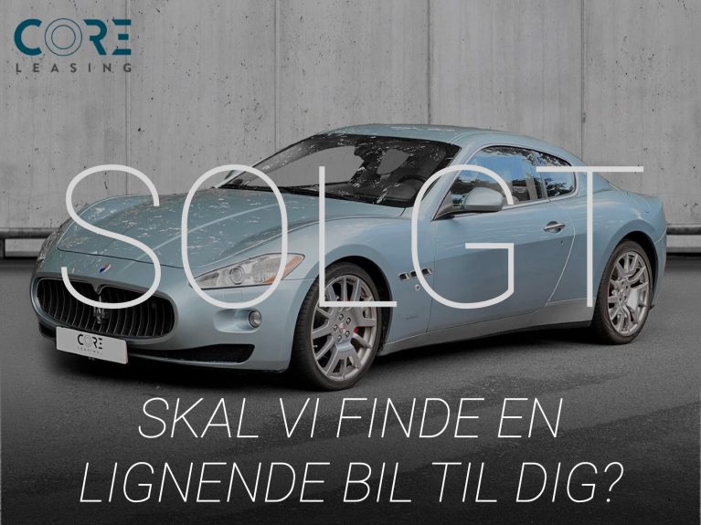 Sølvmetal Maserati GranTurismo aut. fra 2008 parkeret foran en betonmur. CORE Leasing A/S er eksperter i Maserati leasing.