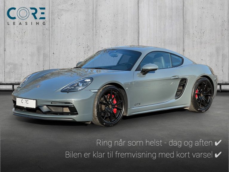 Gråmetal Porsche 718 Cayman GTS PDK fra 2018 parkeret foran en betonmur. CORE Leasing A/S er eksperter i Porsche leasing.