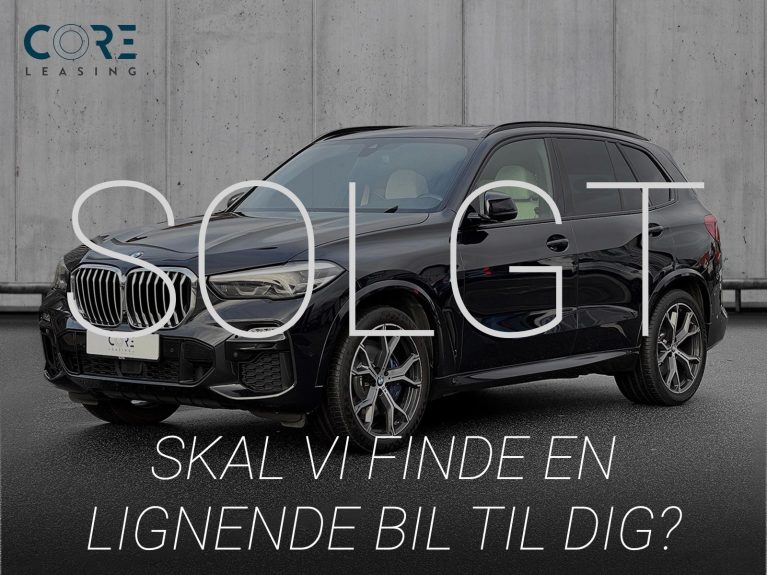 Sortmetal BMW X5 xDrive30d M-Sport aut. fra 2018 parkeret foran en betonmur. CORE Leasing A/S er eksperter i BMW leasing.