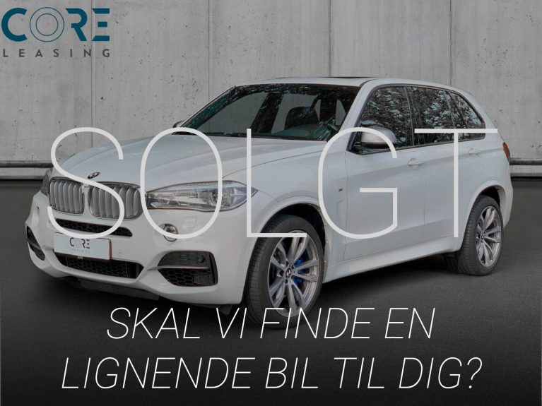 Hvidmetal BMW X5 M50d xDrive aut. fra 2014 parkeret foran en betonmur. CORE Leasing A/S er eksperter i BMW leasing.
