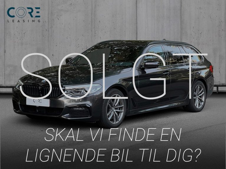Gråmetal BMW 540i Touring M-Sport xDrive aut. fra 2019 parkeret foran en betonmur. CORE Leasing A/S er eksperter i BMW leasing.