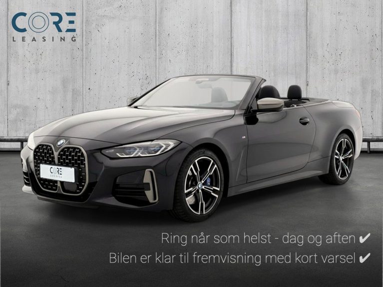 Sortmetal BMW M440i Cabriolet Connected xDrive aut. fra 2022 parkeret foran en betonmur. CORE Leasing A/S er eksperter i BMW leasing.