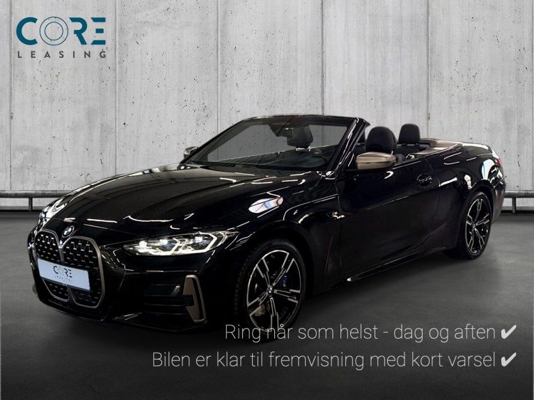 Sortmetal BMW M440i Cabriolet Connected xDrive aut. fra 2022 parkeret foran en betonmur. CORE Leasing A/S er eksperter i BMW leasing.
