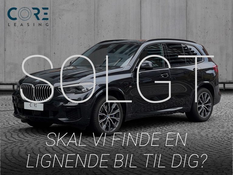 Sortmetal BMW X5 xDrive30d M-Sport aut. fra 2019 parkeret foran en betonmur. CORE Leasing A/S er eksperter i BMW leasing.