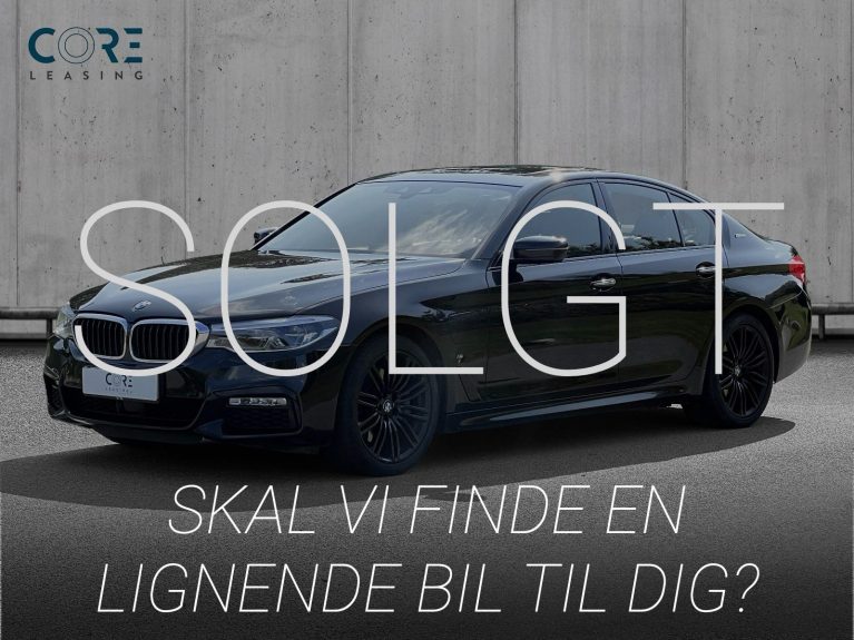 Gråmetal BMW 530e M-Sport aut. fra 2017 parkeret foran en betonmur. CORE Leasing A/S er eksperter i BMW leasing.