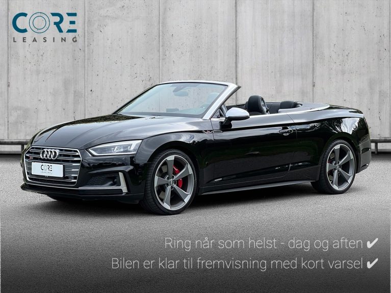 Sortmetal Audi S5 TFSi Cabriolet quattro Tiptr. fra 2018 parkeret foran en betonmur. CORE Leasing A/S er eksperter i Audi leasing.