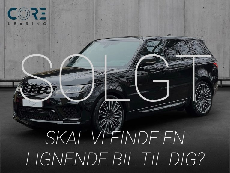 Sortmetal Land Rover Range Rover Sport P525 Autobiography Dynamic aut. fra 2018 parkeret foran en betonmur. CORE Leasing A/S er eksperter i Land Rover leasing.